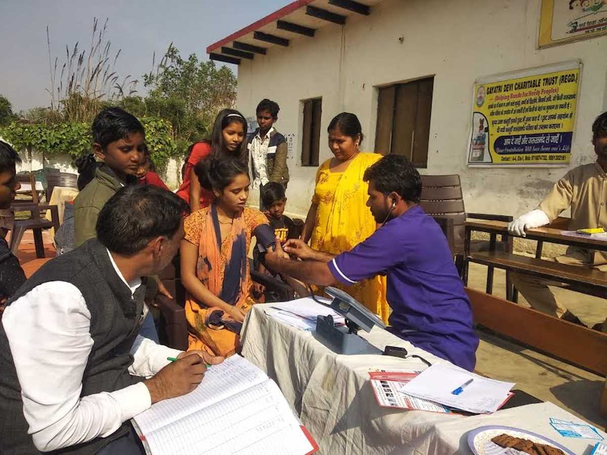 स्वास्थ्य जांच शिविर में गरीब मजदूर व बच्चे व महिलाओं ने लिया हिस्सा